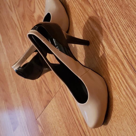 Beige and Black Heels - Picture 2 of 4